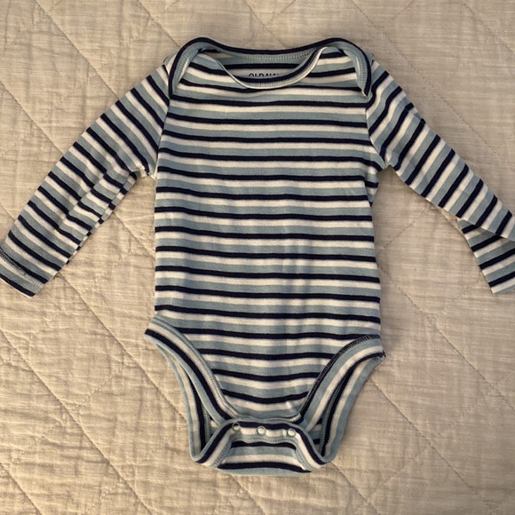 Set of 5 old navy bodysuits - Picture 5 of 6